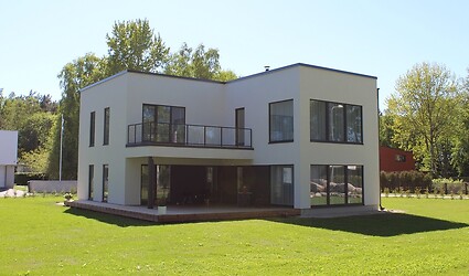 15581800